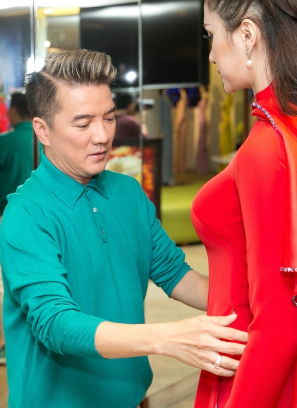 Đàm Vĩnh Hưng giúp Hương Giang chọn áo dài thi hoa hậu chuyển giới